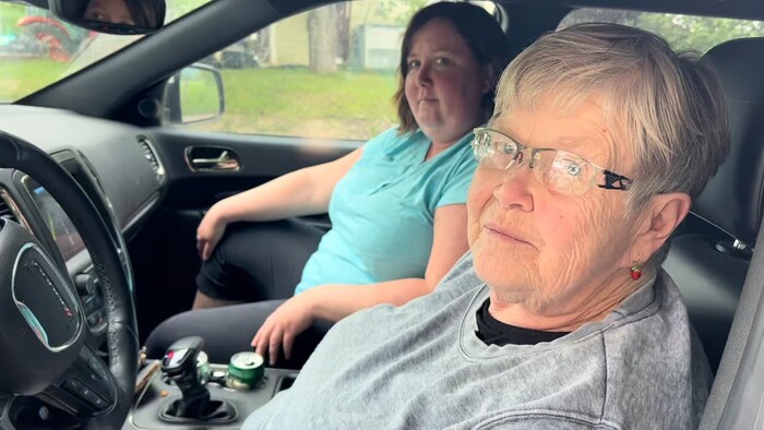 Gail Holtzhauer, à droite, et sa fille Allison dans une voiture.