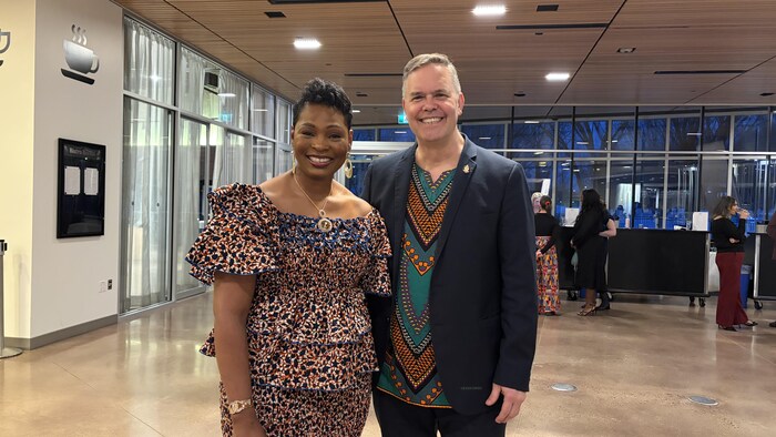 Carole Kouessi et Robert Loiselle en tenue traditionnelle africaine et autochtone. 
