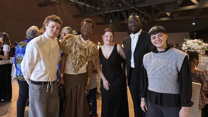 5 jeunes dont un en habit traditionnelle au Gala Noir et Fier 2026.