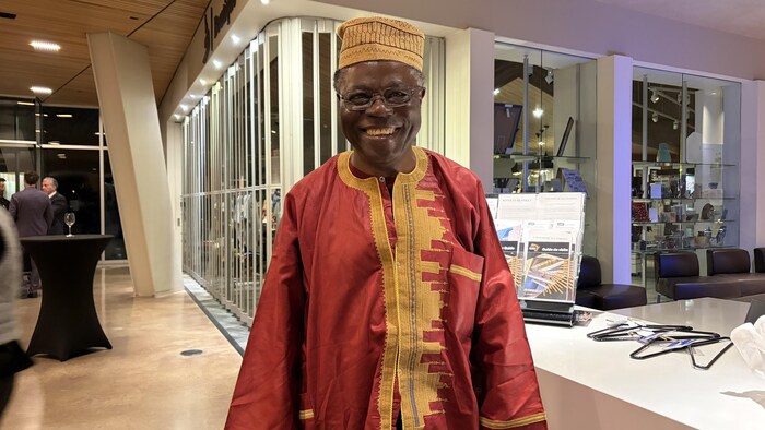 René Tondji-Simen porte une tenue ouest-africaine et un chapeau en signe de noblesse. 