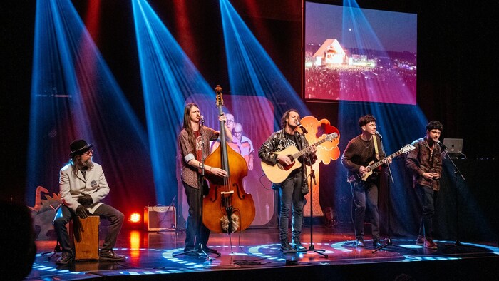 Cinq musiciens sur la scène du Théâtre du cuivre.