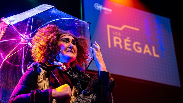 Le personnage de L'Empereur sous un parapluie, sur la scène du Théâtre du cuivre.