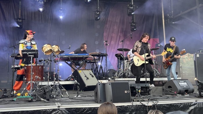Les cinq musiciens sur scène pendant une prestation aux Francos.