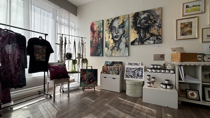 Des œuvres d'art et articles variés sur des murs et étagères.