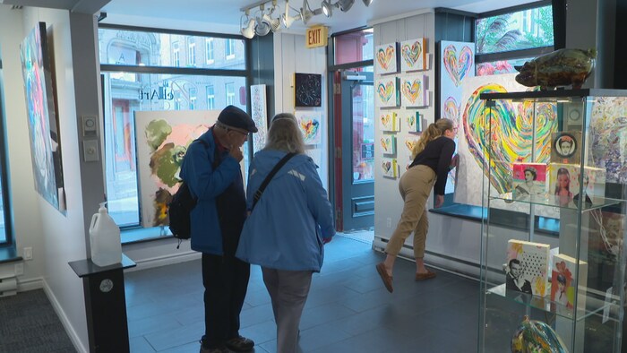 Deux visiteurs dans une Galerie Beauchamp, à Québec.