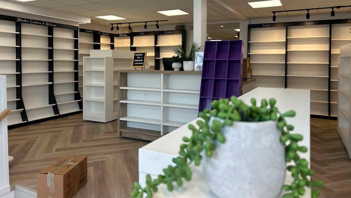 Les tablettes de la Galerie du livre sont vides.