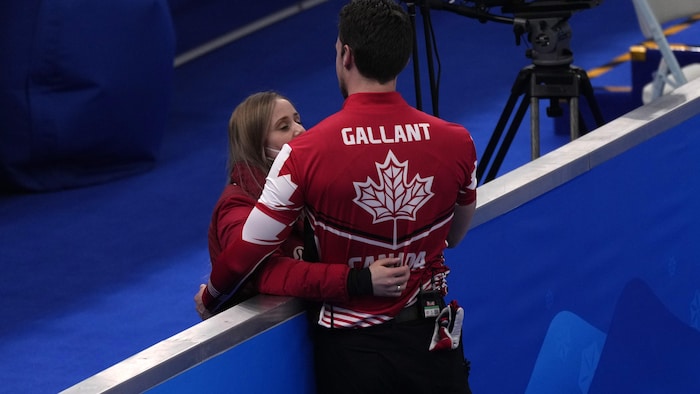 Jocelyn Peterman et Brett Gallant s'enlacent. 