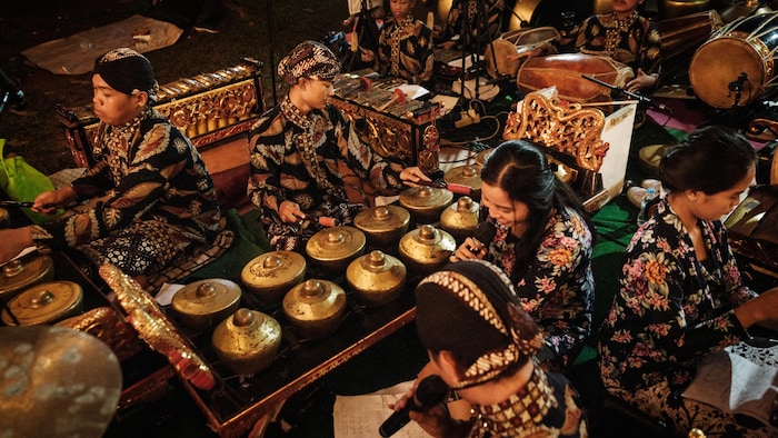 Des musiciennes jouent différents instruments du gamelan indonésien.