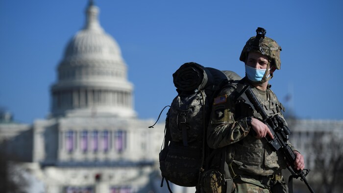 Un soldat armé devant le Capitole.