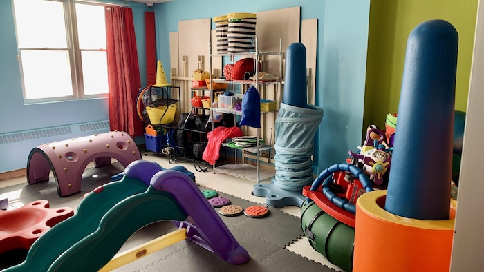 L’intérieur d’une pièce de jeux d’une garderie.
