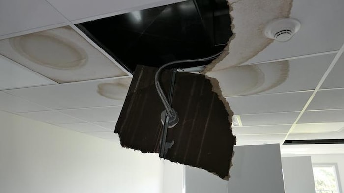Un panneau de plafond qui tombe
