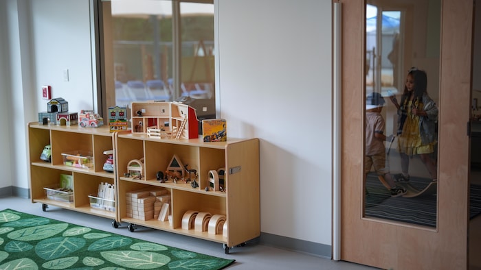 Des étagères de jouets dans une garderie du YMCA à North Vancouver, le 3 juillet 2025.