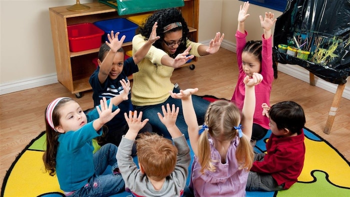 Des enfants jouent dans une garderie.