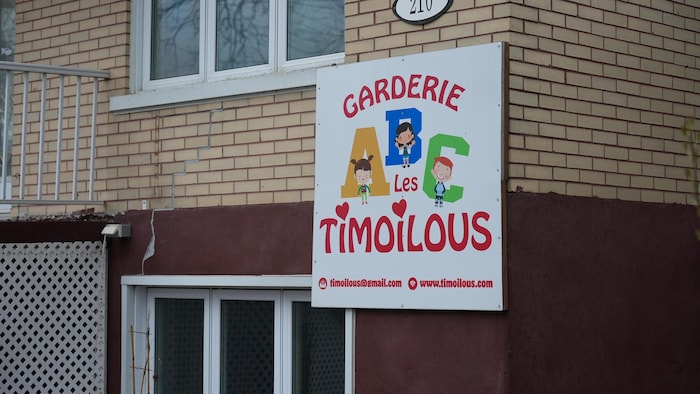Un panneau d'une garderie.