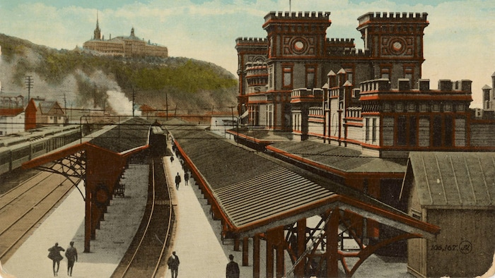 La gare de Lévis au début du 20e siècle, avec le séminaire de Québec visible au loin sur la rive de Québec
