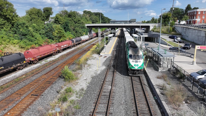 Vue aérienne de la gare GO de  West Harbour à Hamilton  le 23 août 2024.