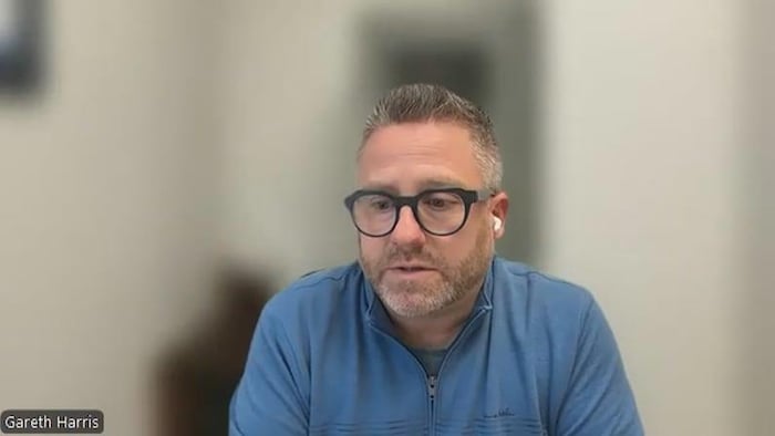 Gareth Harris répond à des questions de la presse.