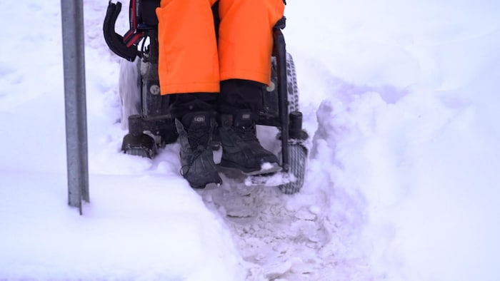 Ses roues sont coincées dans la neige.