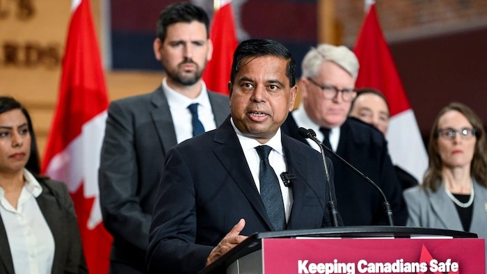 Gary Anandasangaree en conférence de presse.