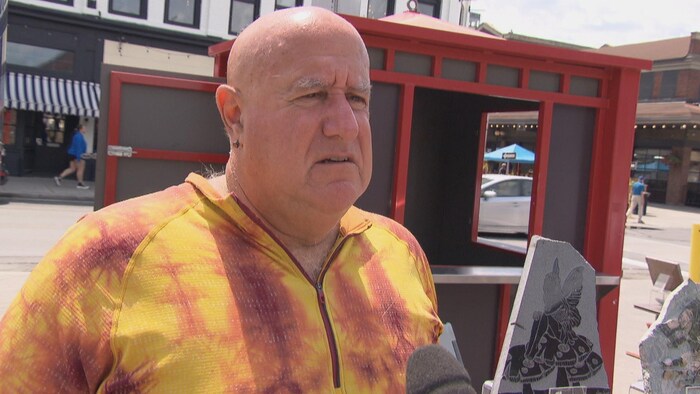 Gary Bernett en entrevue avec Radio-Canada dans le marché By, le samedi 10 juin 2023.