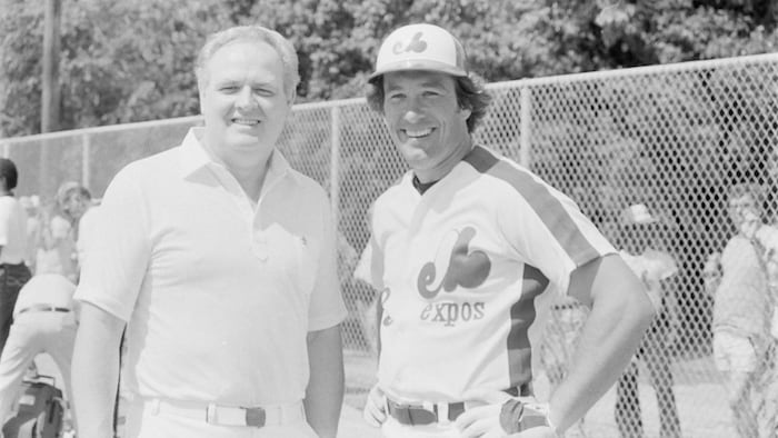 Raymond Lebrun et Gary Carter sont debout l'un à côté de l'autre sur un terrain de baseball.