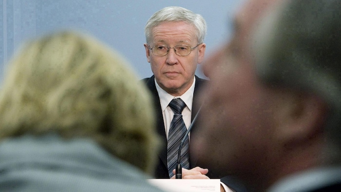 Charles Smith devant une commission d'enquête.