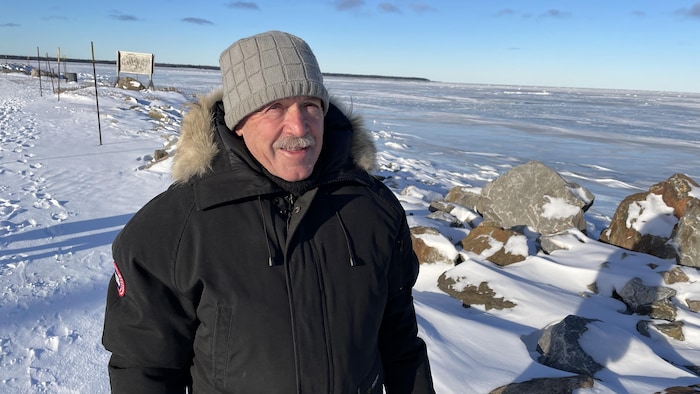 Gaston Dionne se tient près de la banquise à Rimouski.