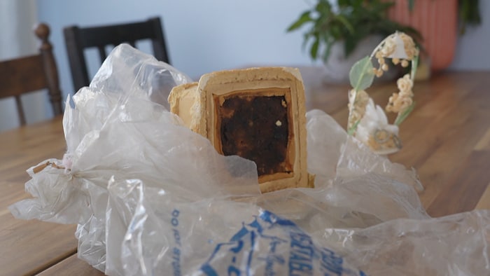 Un gâteau sur un sac de plastique.