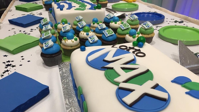 Une variété de gâteaux portant le logo du jeu Lotto Max