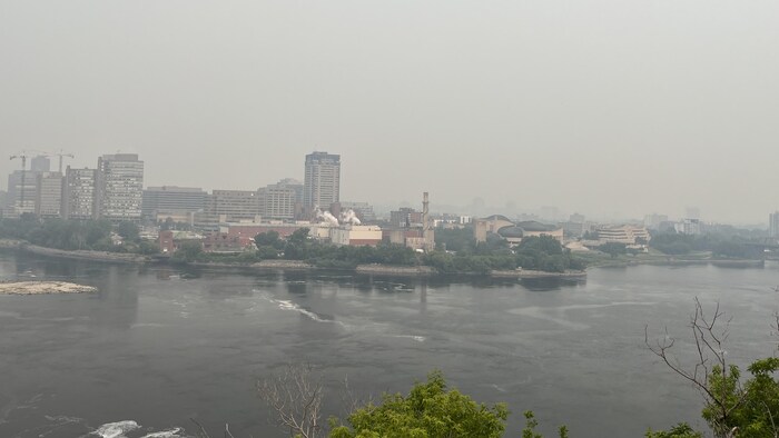 Un paysage de ville sous le smog.