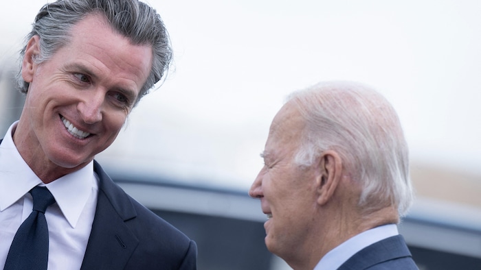Le président américain Joe Biden s'entretient avec le gouverneur de Californie Gavin Newsom après avoir débarqué d'Air Force One à San Francisco.