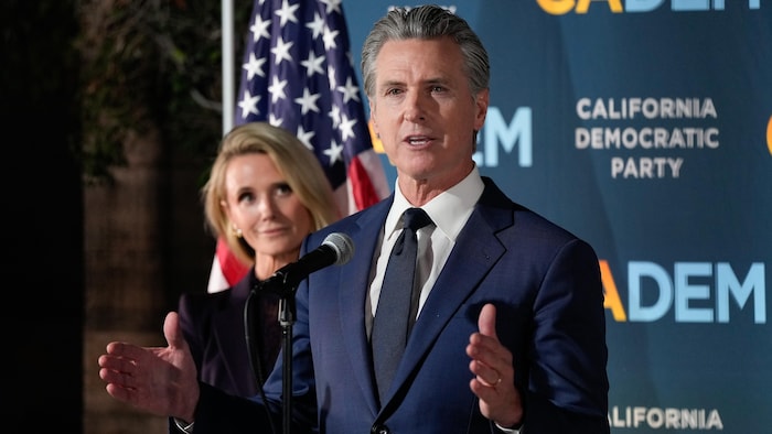 Gavin Newsom parle aux journalistes.