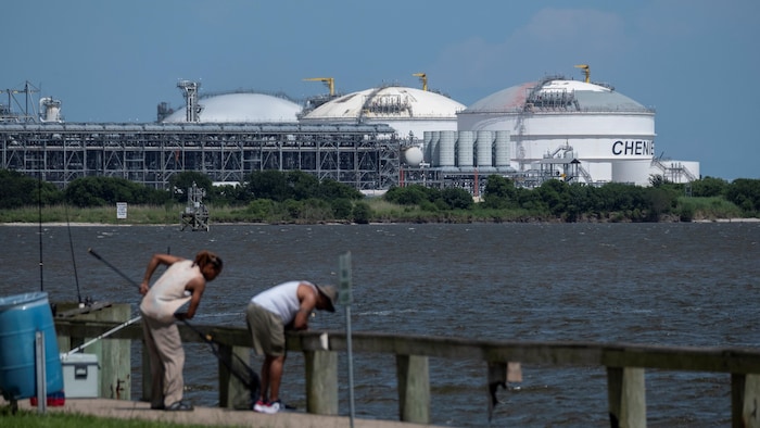 De grandes cuves blanches contenant du gaz naturel liquéfié aux États-Unis
