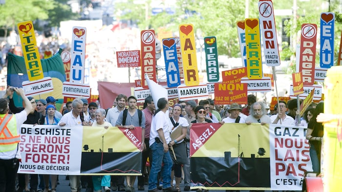 Des manifestants protestent contre le refus du gouvernement du Québec d'imposer un moratoire de 20 ans sur l'exploration et l'exploitation du gaz de schiste à Montréal le 18 juin 2011.