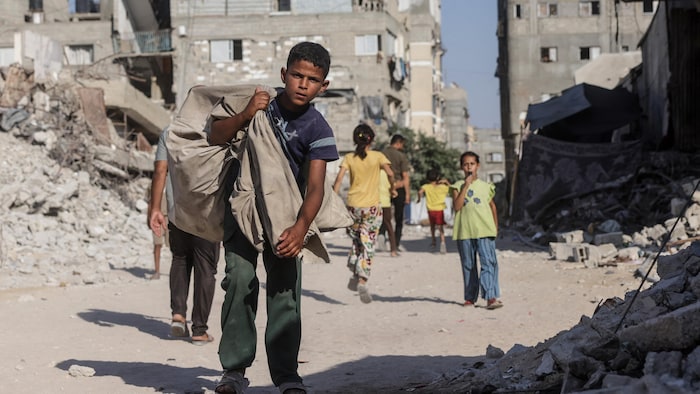 Un jeune Palestinien marche dans une rue à Khan Younès, dans le sud de la bande de Gaza.