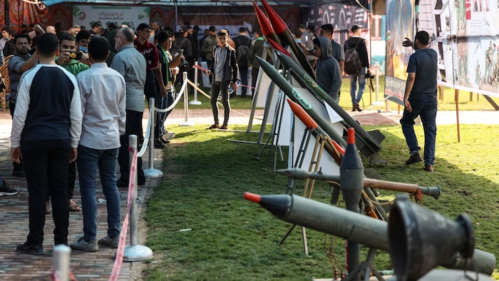 Une exposition d'armes du Hamas sur une pelouse.