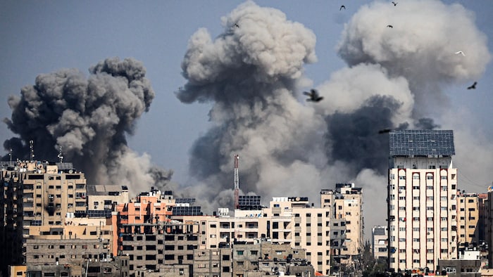 Des panaches de fumée s'élèvent lors de frappes aériennes israéliennes dans la ville de Gaza.