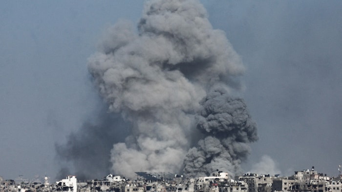 الدخان يتصاعد من وسط مدينة غزة بعد تعرضه لغارات جوية إسرائيلية.