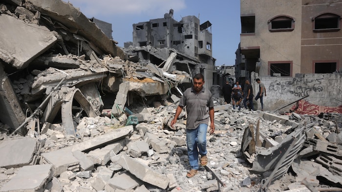 Un Palestinien marche à côté des décombres d'une maison résidentielle touchée par les frappes israéliennes nocturnes à Jabalia, dans le nord de la bande de Gaza, le 30 juin 2025.