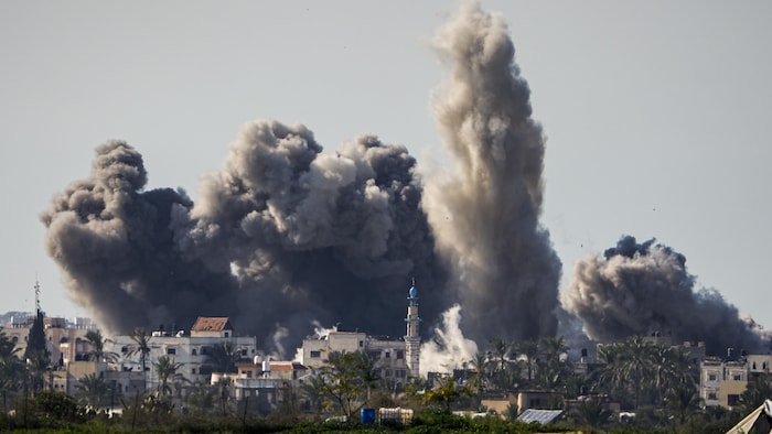 Humo y explosión tras un bombardeo israelí en la Franja de Gaza, domingo 11 de febrero de 2024. 