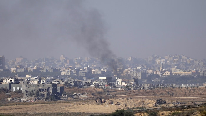 De la fumée s'élève de l'intérieur de la bande de Gaza le 2 décembre 2023 à Sderot, Israël.