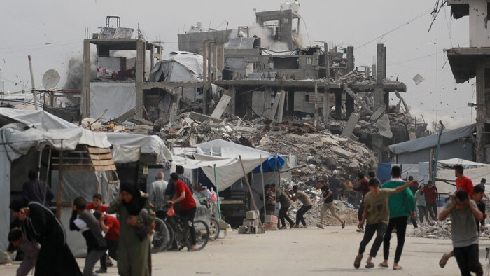 Des Palestiniens courent se mettre à l'abri.