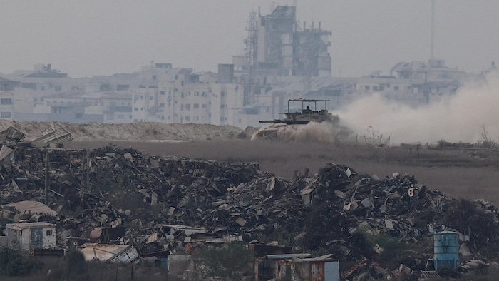 Un char isaraélien se déplace près de la ville de Gaza, le 16 août 2025.