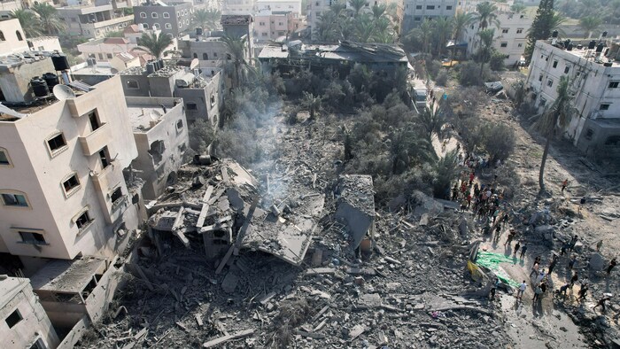دمار في مدينة دير البلح في وسط قطاع غزة جراء القصف الإسرائيلي.