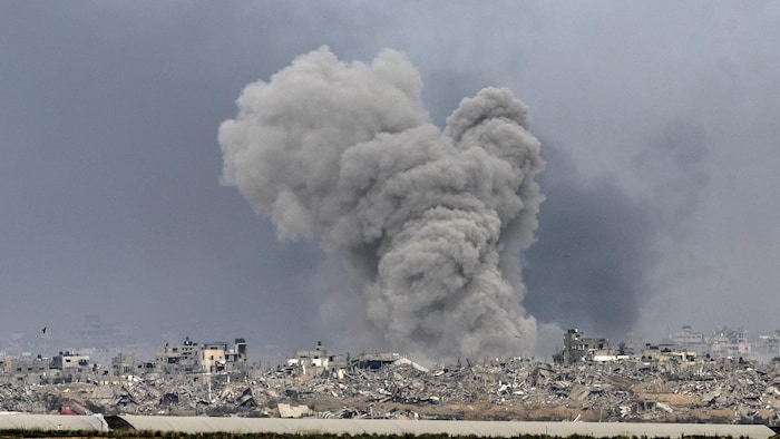 Une épaisse fumée se dégage du nord de Gaza, vue du côté israélien de la frontière, le 21 décembre 2023.