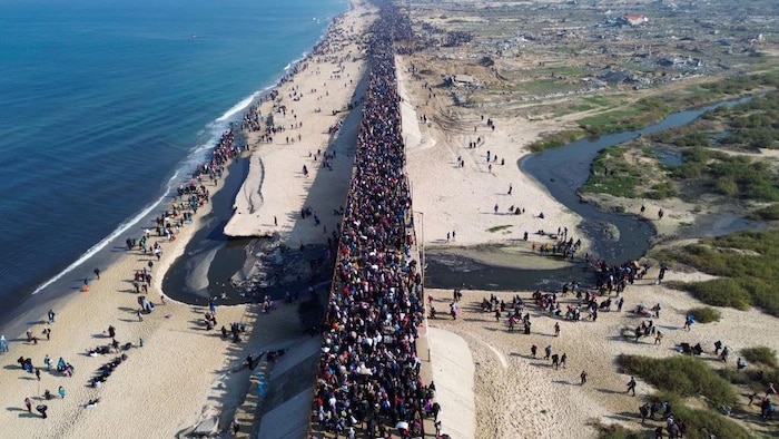 Une prise de vue aérienne de la foule en route vers le nord de la bande de Gaza.