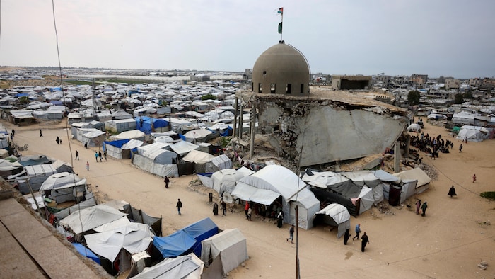 Une mosquée détruite et des dizaines de tentes autour du bâtiment à moitié effondré.