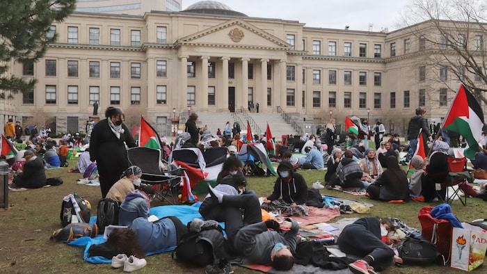 Des étudiants font un sit-in devant l'Université d'Ottawa.