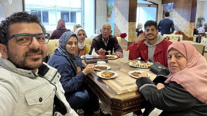 Omar Mansour avec ses proches dans un restaurant.