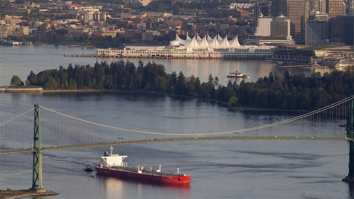 Un pétrolier quitte le port de Vancouver